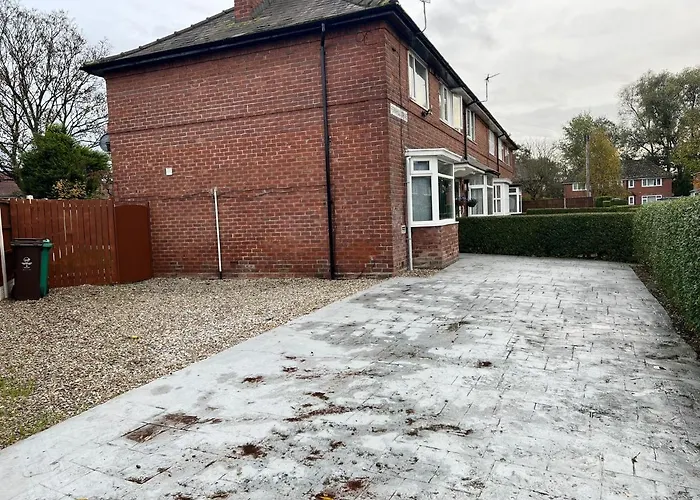 Beautiful And Homely 3 Bed House With Free Parking So Close To Man City And City Centre